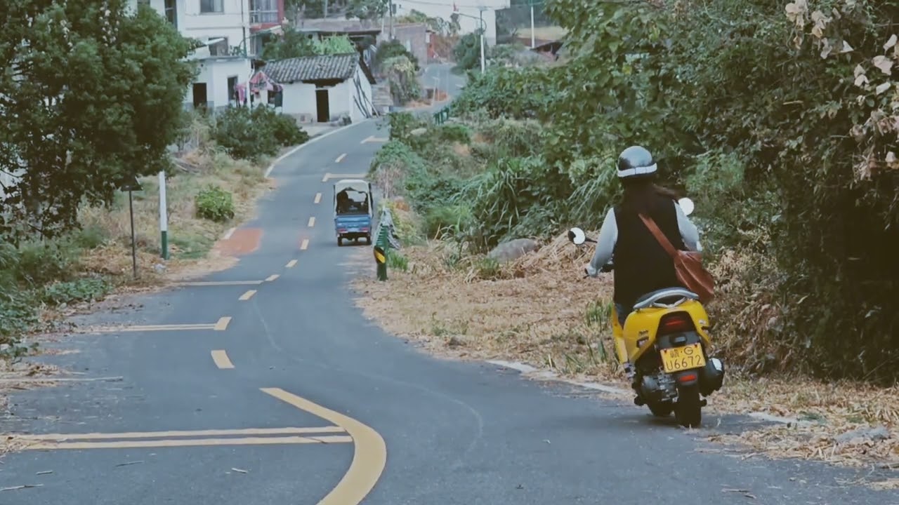 2025 LETBE NEON | Green fields, quiet roads, and the perfect ride.