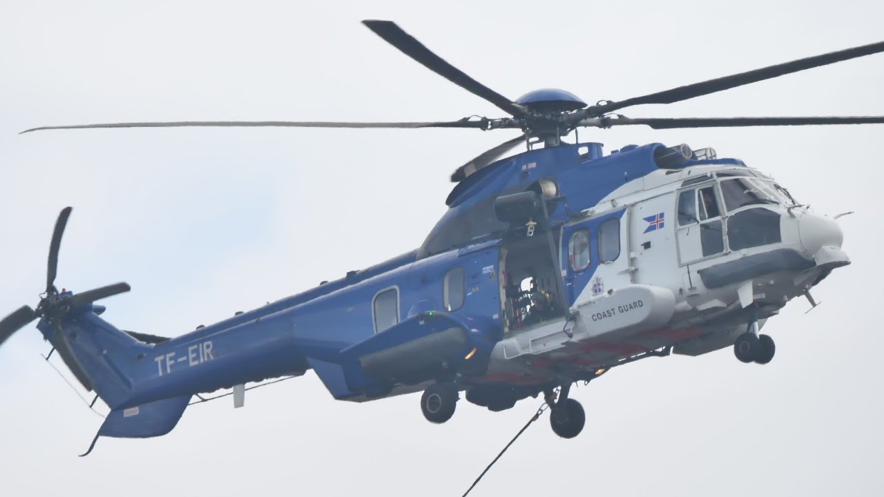 Fagradalsfjall - Helicopter brings full 1000 litre water tanks to firefighters - 24-07-2023