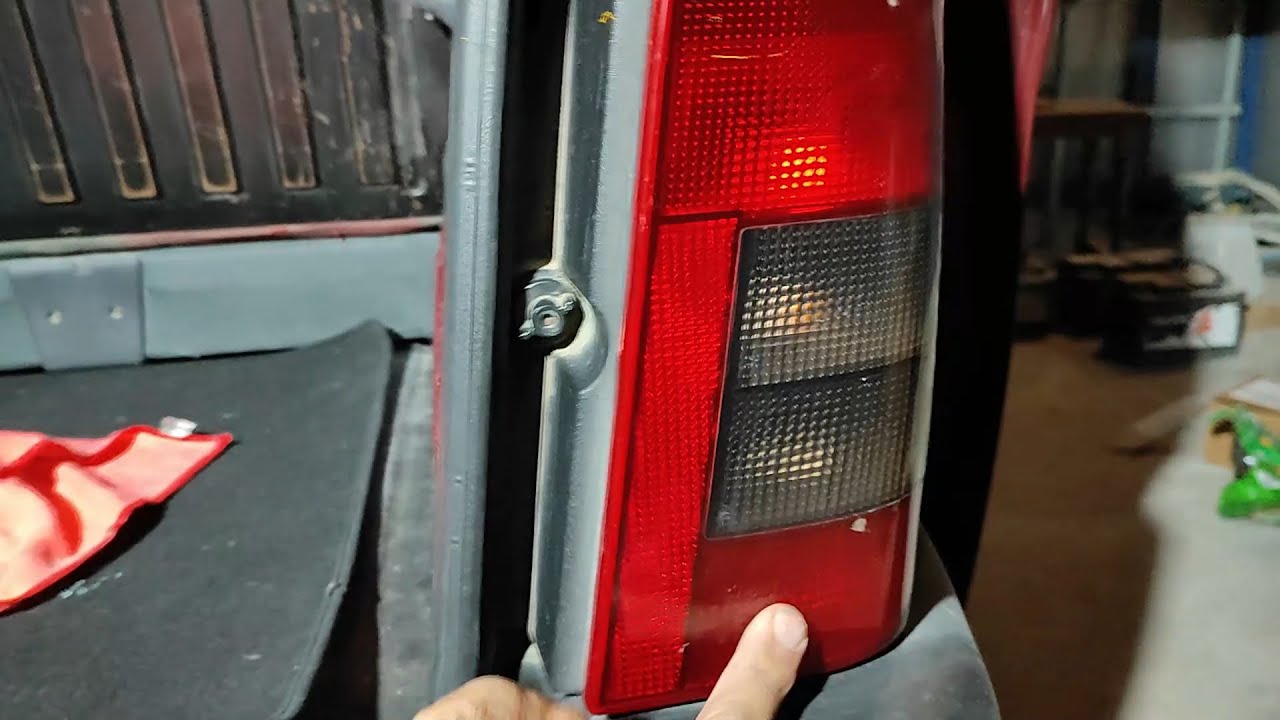 CITROEN Berlingo como cambiar bombilla trasera - sacando piloto