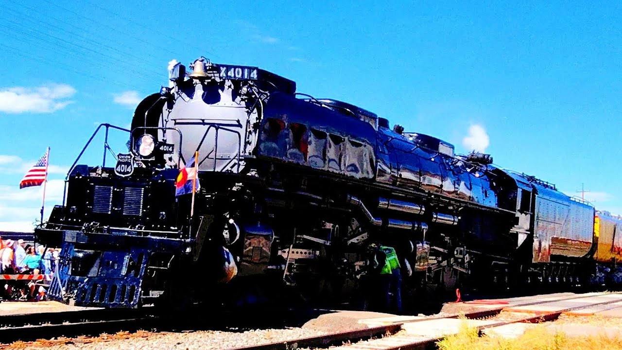 UP 4014 passing through Greeley Colorado wearing smoke deflectors!