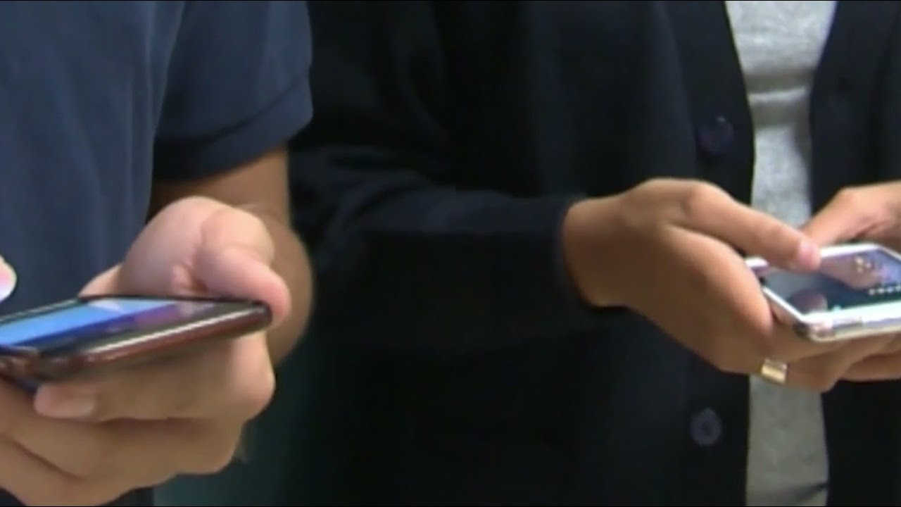 Research suggesting delaying teens from their screens has South Florida parents talking