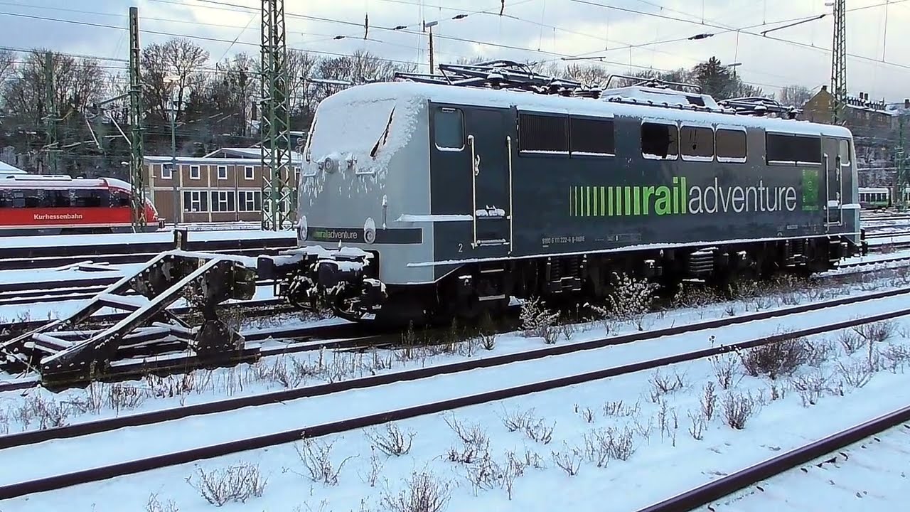 9 geparkte Loks im winterlichen Hauptbahnhof Kassel