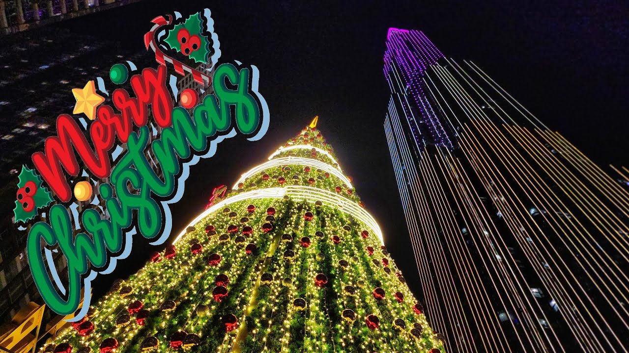 Cây thông Noel cao chót vót ở Vincom Landmark 81 Vinhomes Tân Cảng