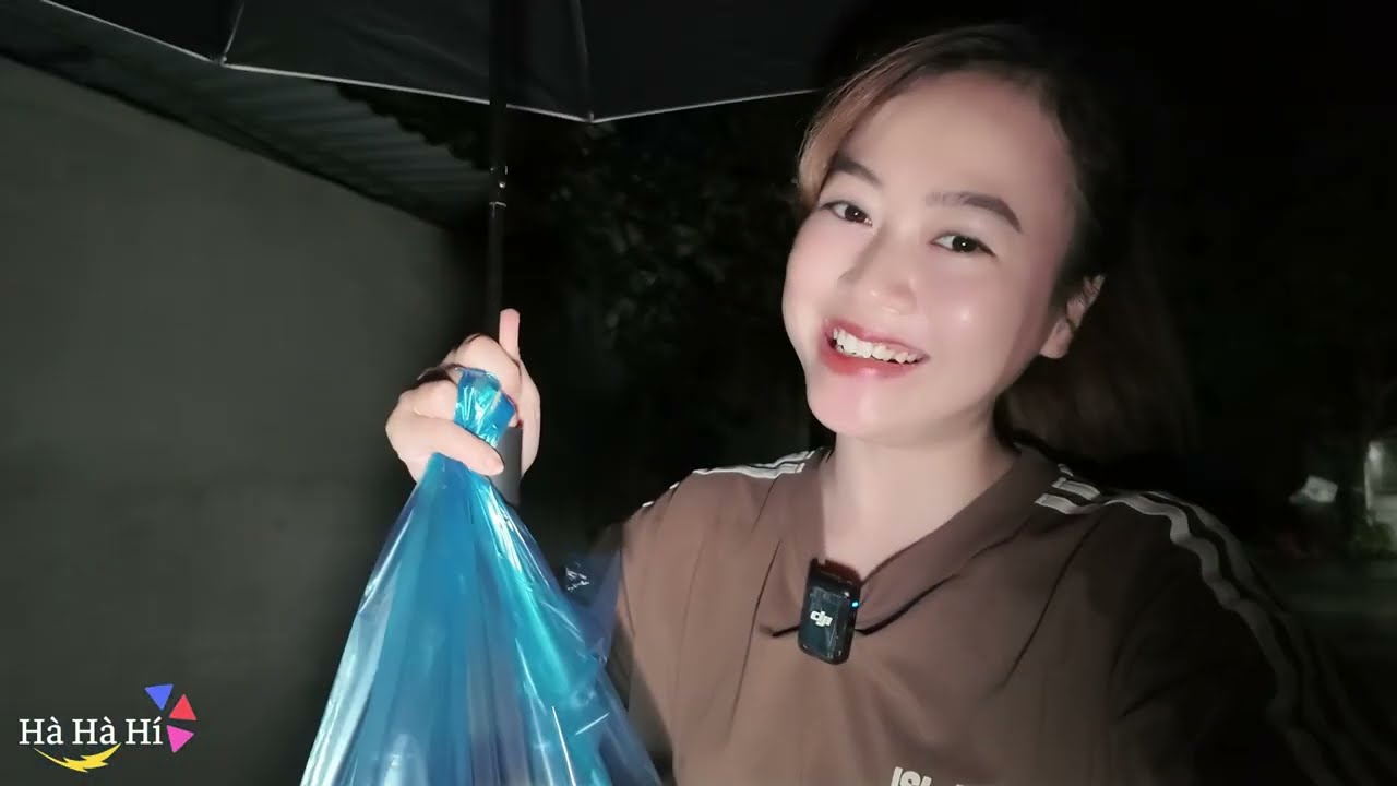 9h Tối Mẹ Hà Hí & Mint Vy Vượt Mưa Mua Quà Tặng Mợ Huế 😱Bất Ngờ Mắc Kẹt Ngoài Đường Vì Mất Chìa Khoá