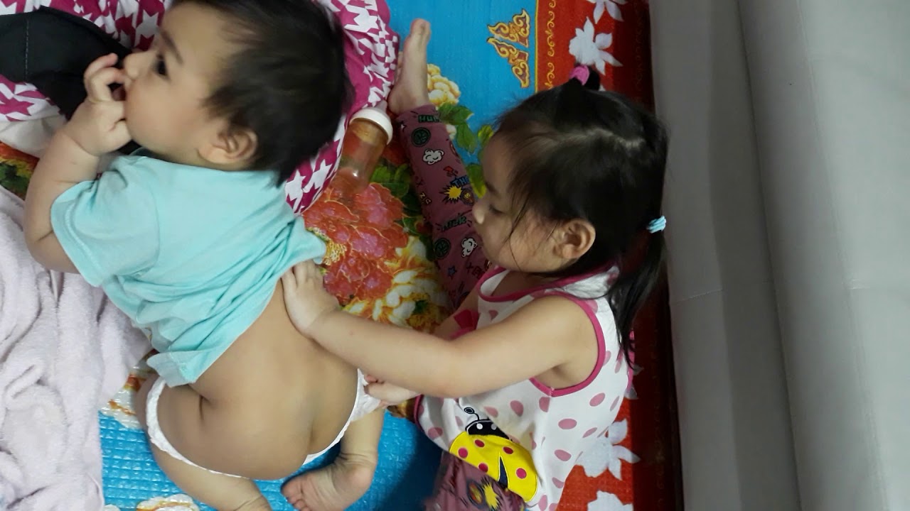 นีออนจะเปลี่ยนแพมเพิลให้น้องจ้า