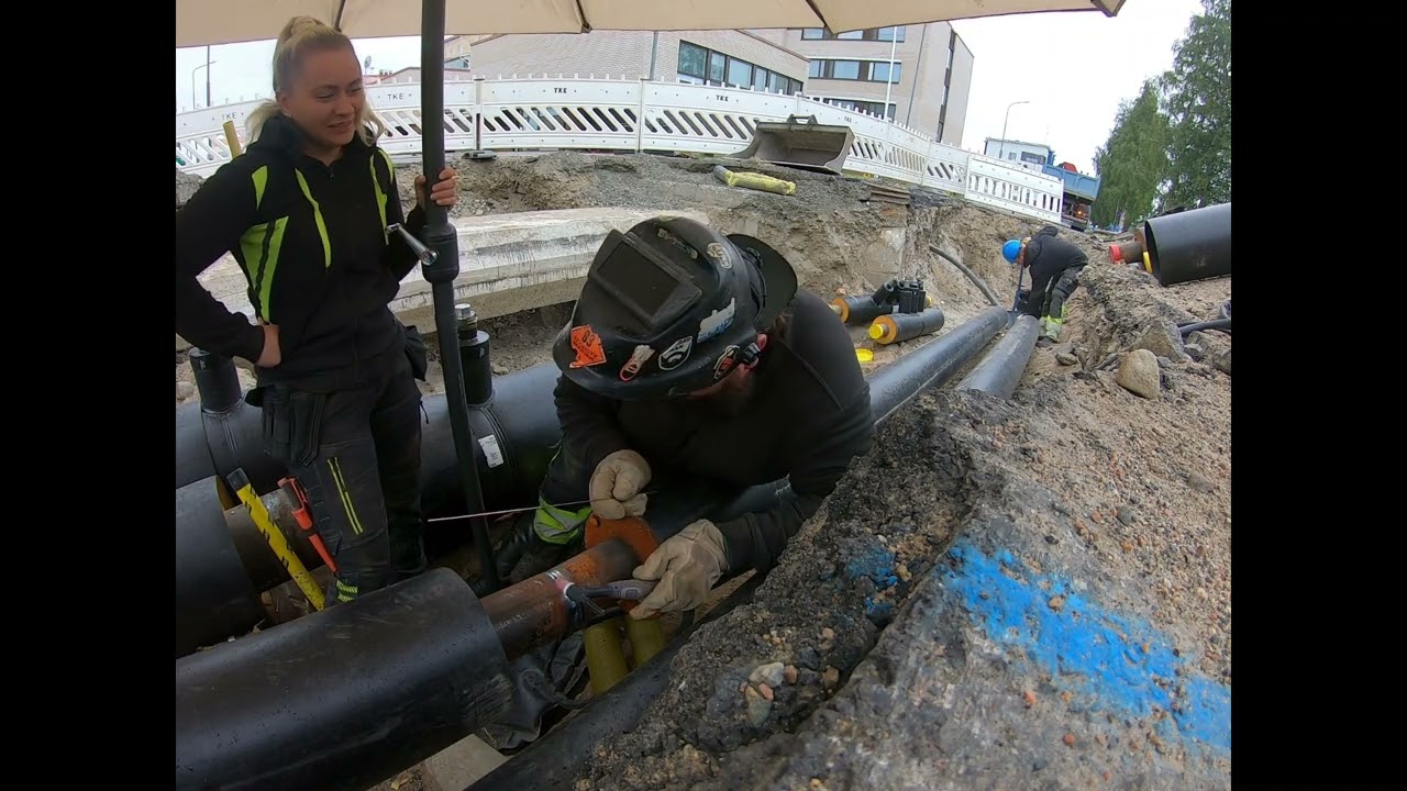 kaukolämpö työmaalla pienempää putkia välistä hitsailaan