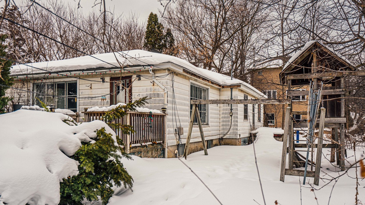 I Found This Extremely CREEPY ABANDONED 1952 Bungalow With EVERYTHING Left Behind
