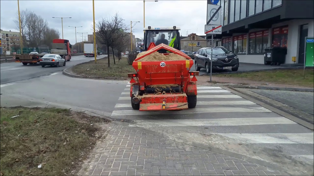 Bareja wieczne żywy. Piach i sól na suche chodniki.
