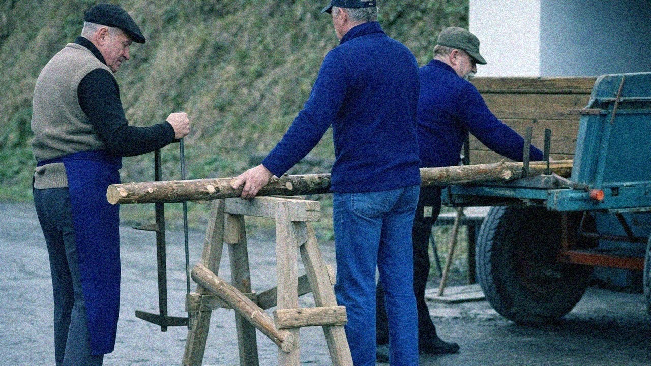 Очистка бревен от коры и превращение их в лестницы: метод 