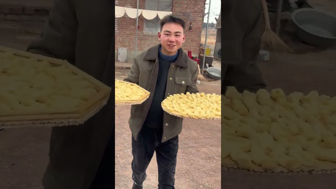 Fried dough twists are frantically preparing food for the New Year.#The New Farmer Program