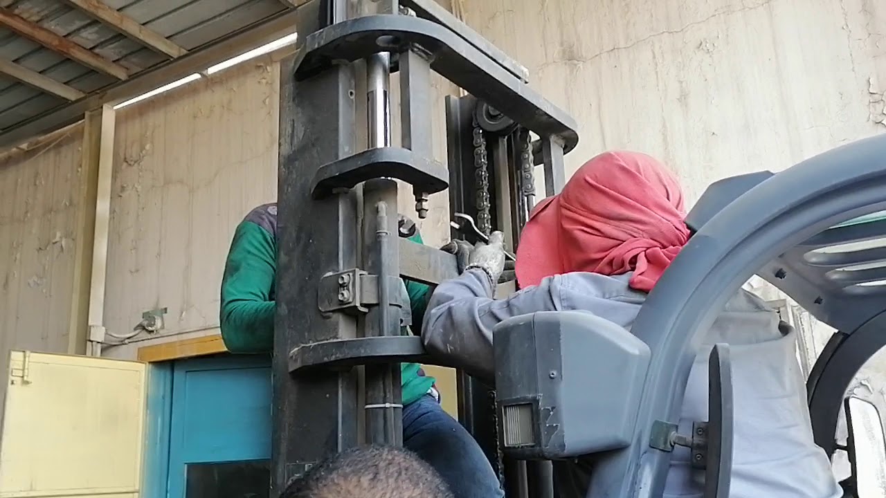 Adjust forklift chain