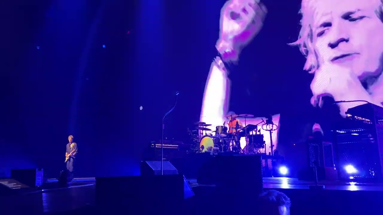 Indochine - L'aventurier live 4k, Lyon, vue fosse, barrière, 08/02/2025