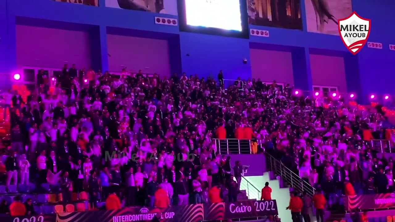 جمهور الزمالك يصنع الحدث .. تشجيع جنوني من الفنان هشام اسماعيل وجمهور بورجـوس يحيي جمهور الزمالك