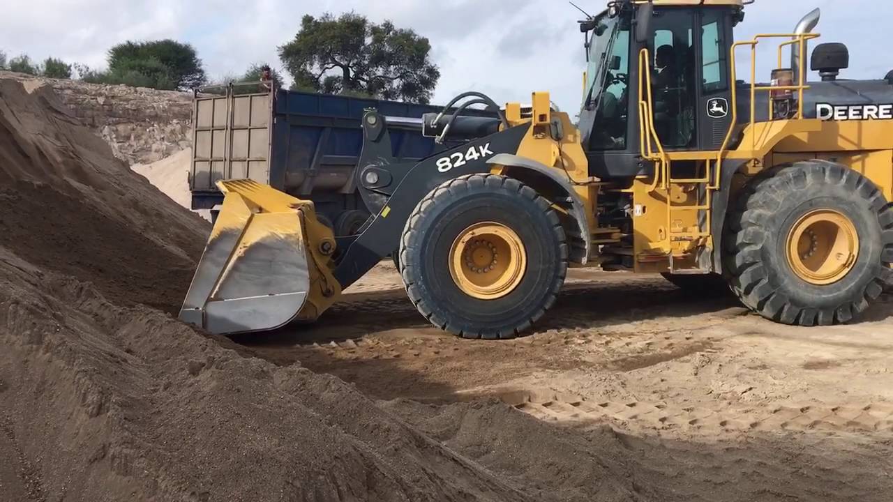 John Deere 824K, loading sand