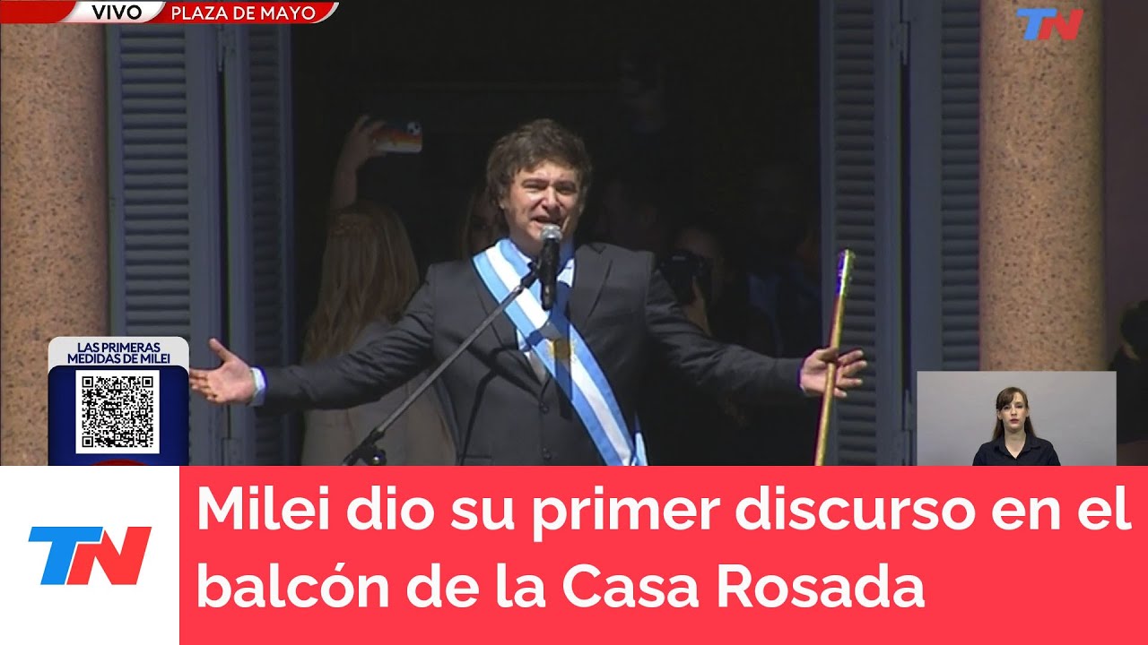 Javier Milei salió al balcón de la Casa Rosada a saludar a la gente que lo esperó en Plaza de Mayo