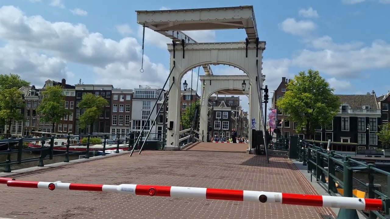 Magere Brug (Chudy Most). Amsterdam. Podnoszenie i opuszczenie mostu