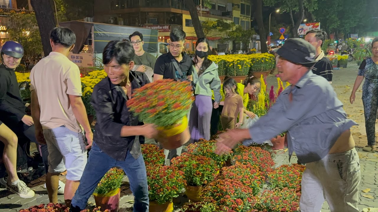 1 Giờ Sáng 29 Tết “Vừa Bán Vừa Cho” Ai Thích Thì Lấy Tại Công Viên 23/9