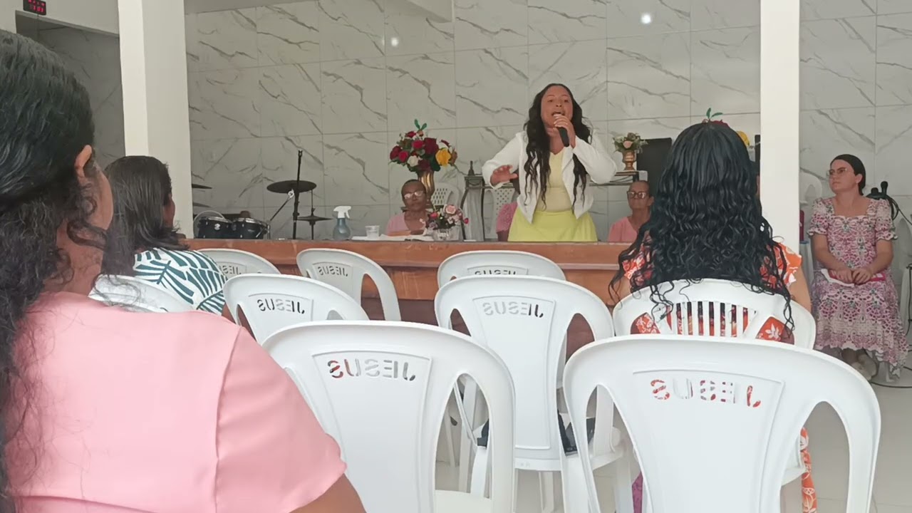Círculo de oração. Preletora Regiane pregando, com participação da levita Amanda Maria 