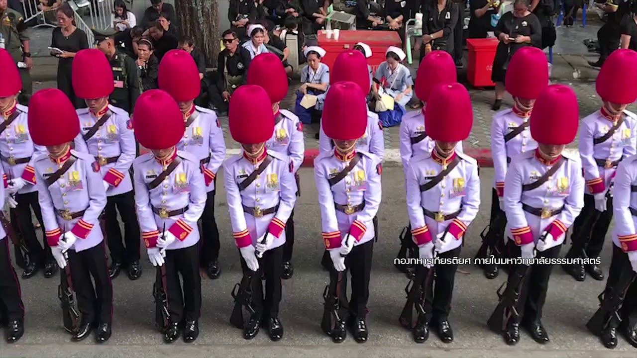 กองทหารเกียรติยศ ภายใน ม.ธรรมศาสตร์ เคลื่อนกำลังพลเข้าภายในมณฑลพิธีท้องสนามหลวง