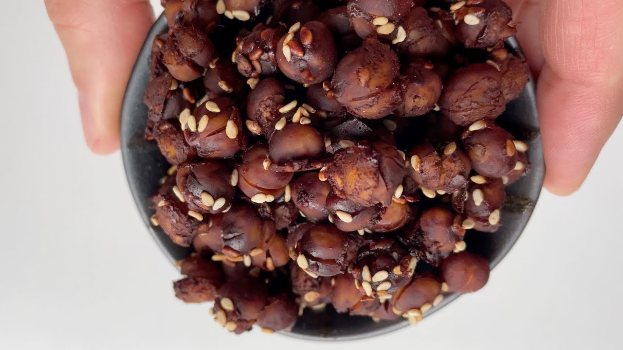 Crunchy Roasted Chocolate Chickpeas Snack 🤯 vegan recipes #healthysnack #chickpeas #plantbased