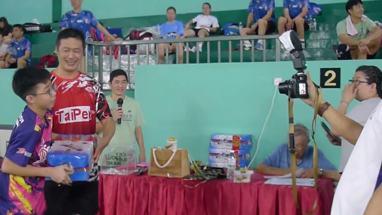 1FEB26 CRC INTER BENSOH GOH GIVING PRIZE TO LUCK DRAW WINNERS