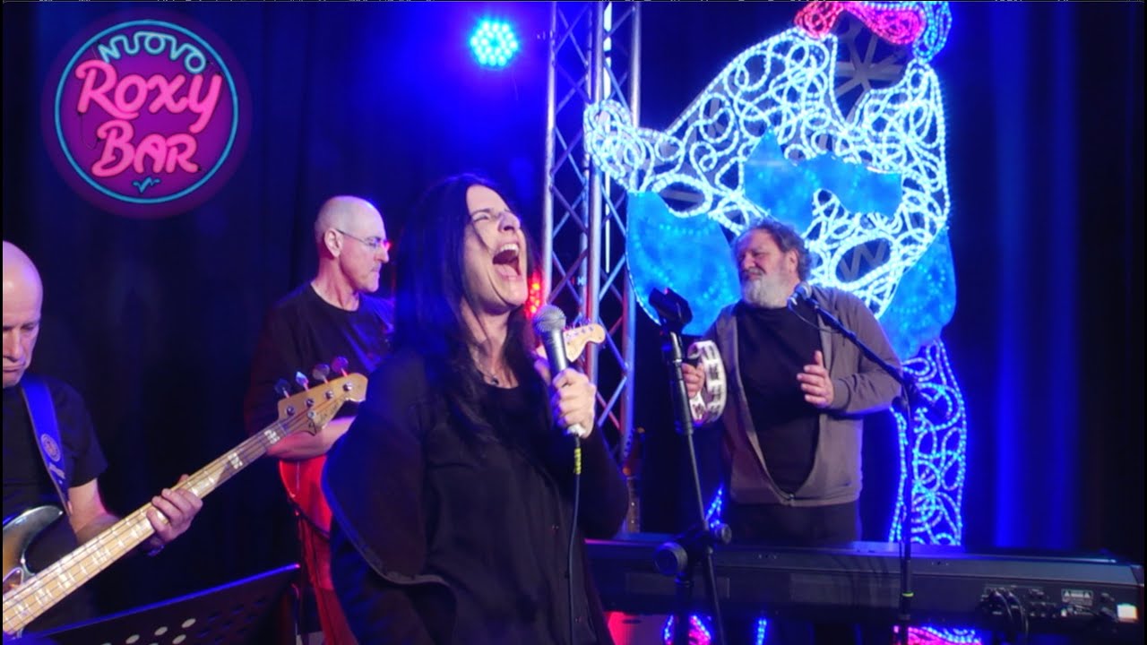 Pia Tuccitto la sua “E…” per Vasco e “Buon compleanno” live al Nuovo Roxy Bar