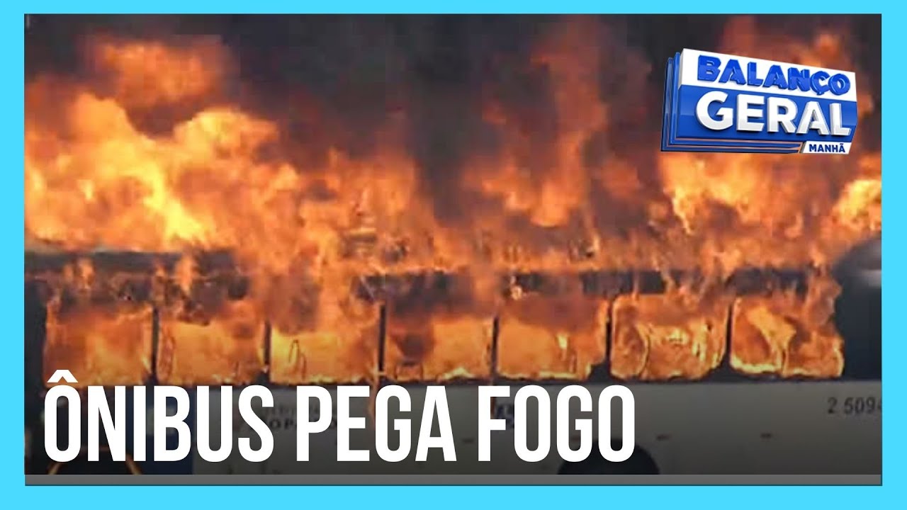 Ônibus pega fogo na região da Barra Funda, em São Paulo