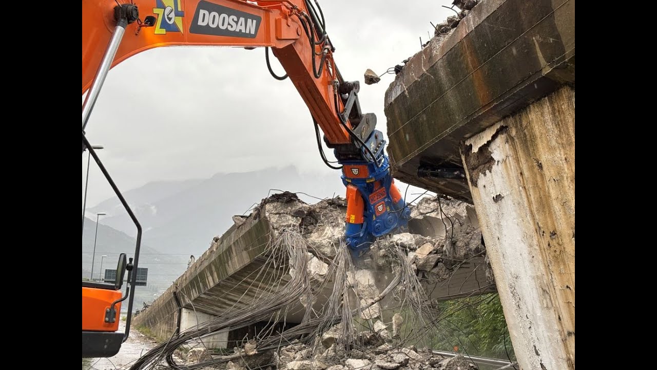 La pinza primaria HC 25ND Trevi Benne demolisce il cavalcavia della tangenziale Sud di Trento.