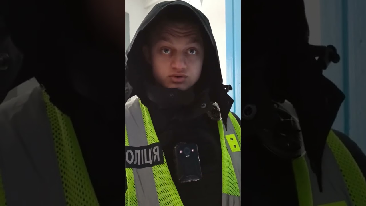 Поліцейський відмовляється надавати допомогу жінці