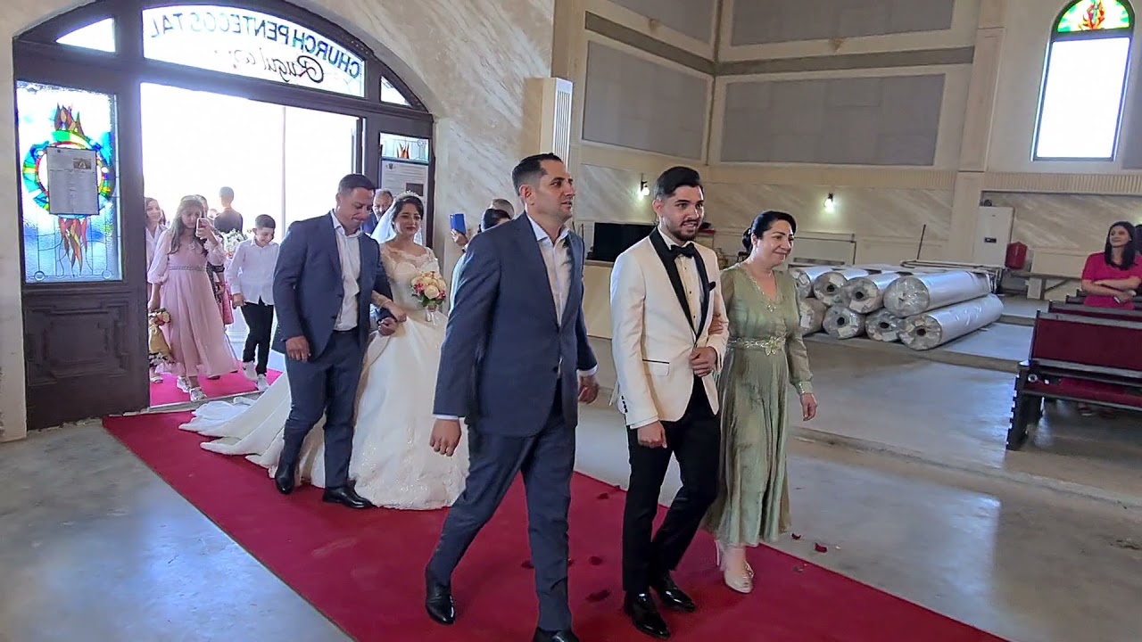 Intrarea mirilor Isaia si Marta, în Biserica