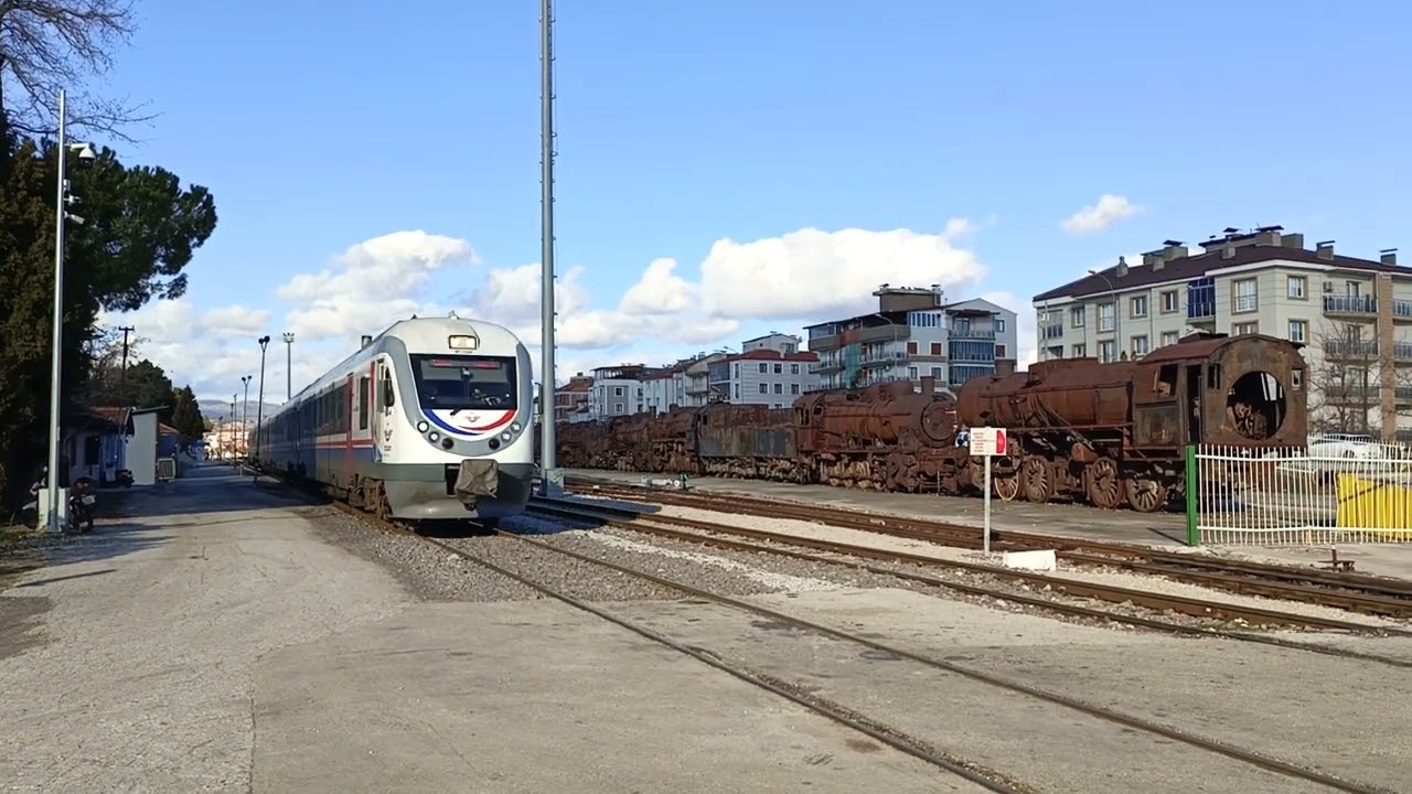 uşak İzmir treni MT 15448 GÜZEL KORNALI GEÇİŞ