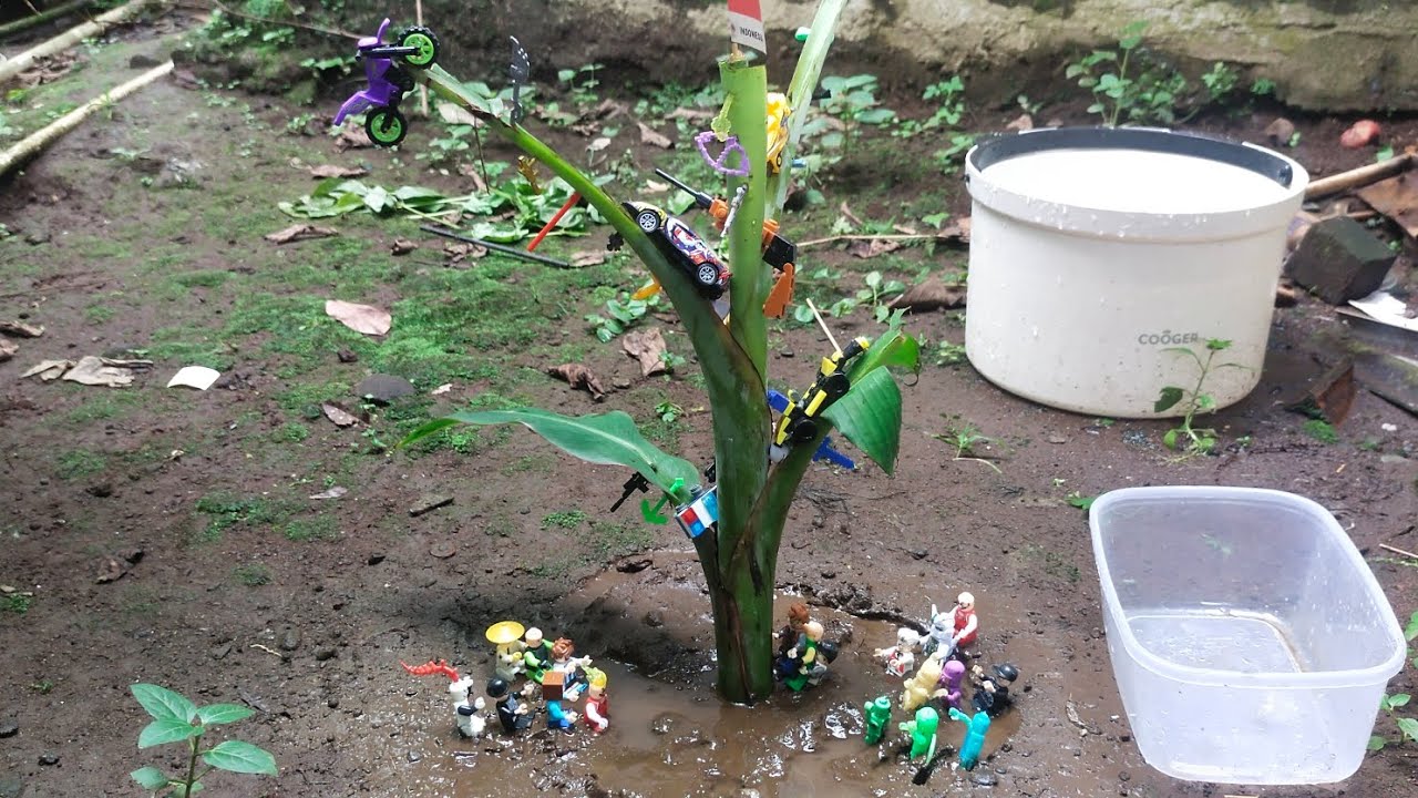 Mencari mainan dan menemukan harta karun mainan lego yang sedang panjat pinang legoninja legopolisi