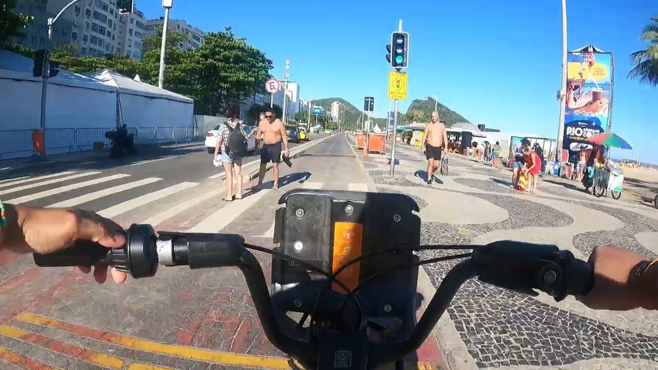 Andando de bike na praia de Copacabana - RJ