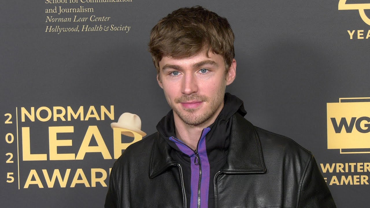 Gwiazda filmu &bdquo;Boots&rdquo; Miles Heizer na czerwonym dywanie rozdania nagr&oacute;d Norman Lear Awards 2025