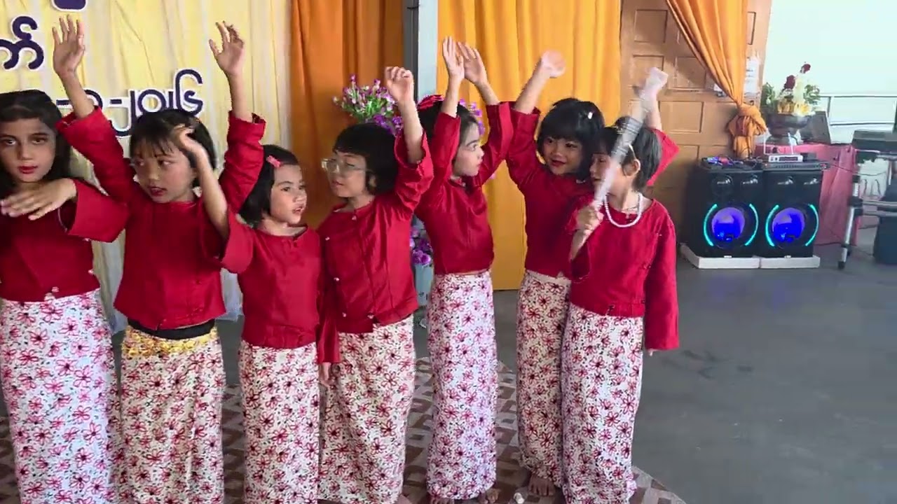 New Year song သံပြိုင်သီဆိုမှု