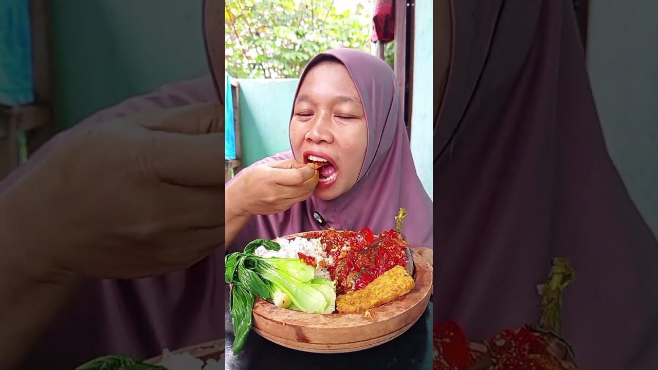 Makan dengan menu sederhana juga enak 