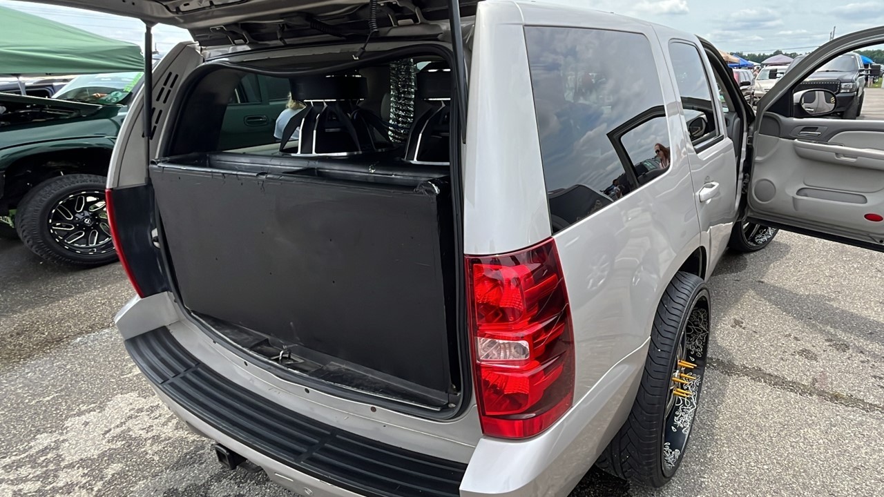 2 18S TEAR UP PANELS AND WINDOWS IN THIS TAHOE!