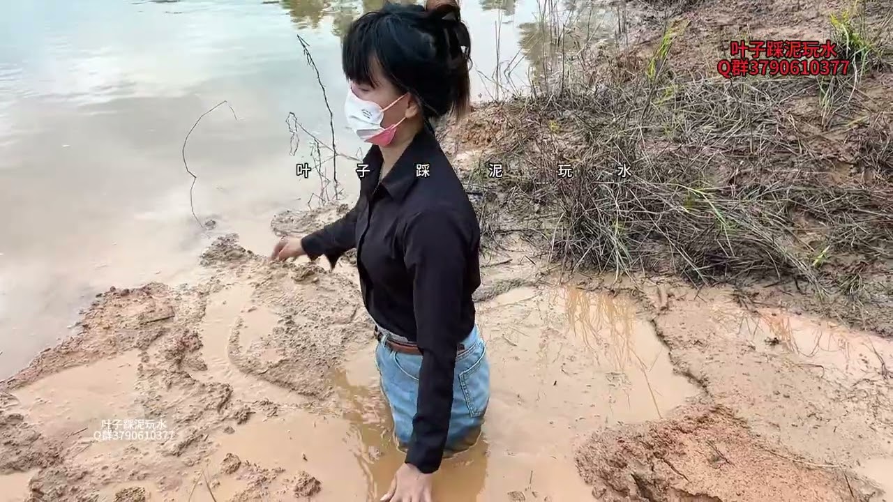 276期Explore quicksand while wearing high-top canvas shoes.
