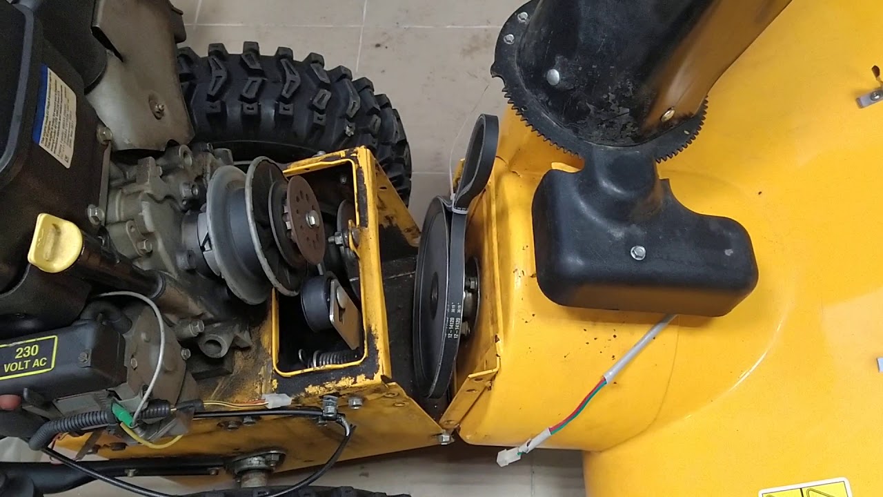 Простая замена ремня шнека на американских снегоуборщиках.