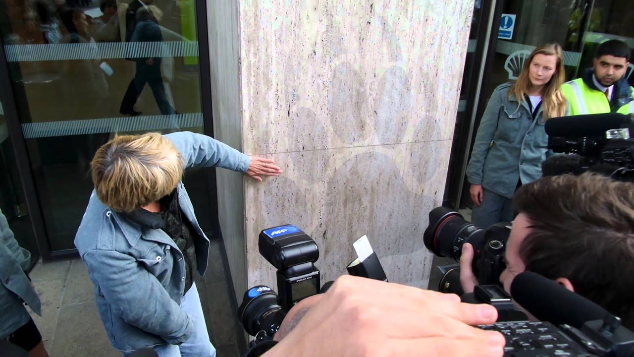 Emma Thompson & activists break Shell's injunction