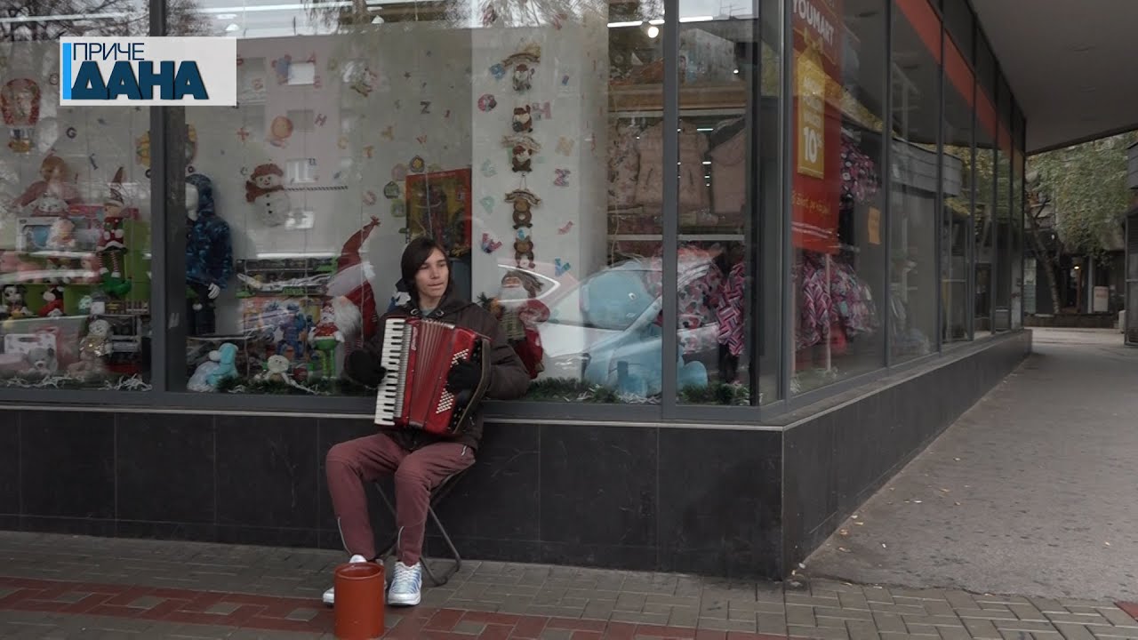 Samouki harmonikaš Milanče Šimunović muzikom uveseljava Paraćince