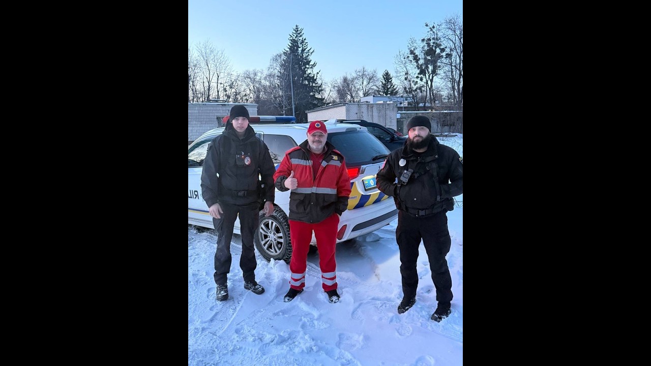 У Солом’янському районі поліцейські спецпризначенці допомогли «швидкій» вирватися зі снігової пастки
