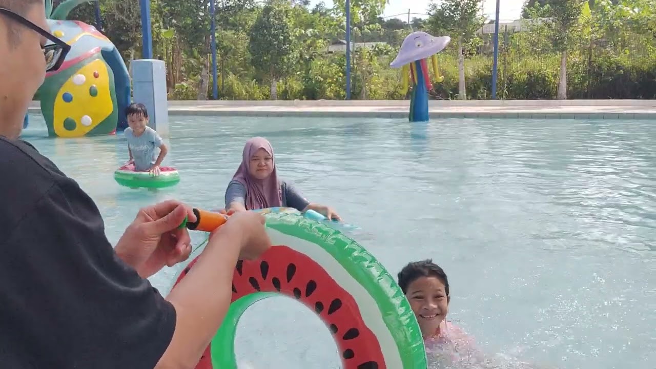 Mandi kolam lagi