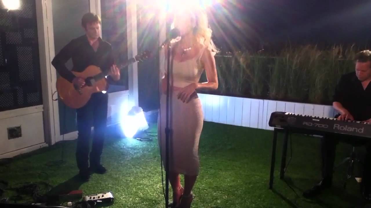 Marina And The Diamonds Performs 