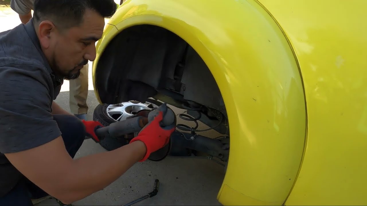 Cambio de los amortiguadores traseros de un 2000 Vocho VW beetle