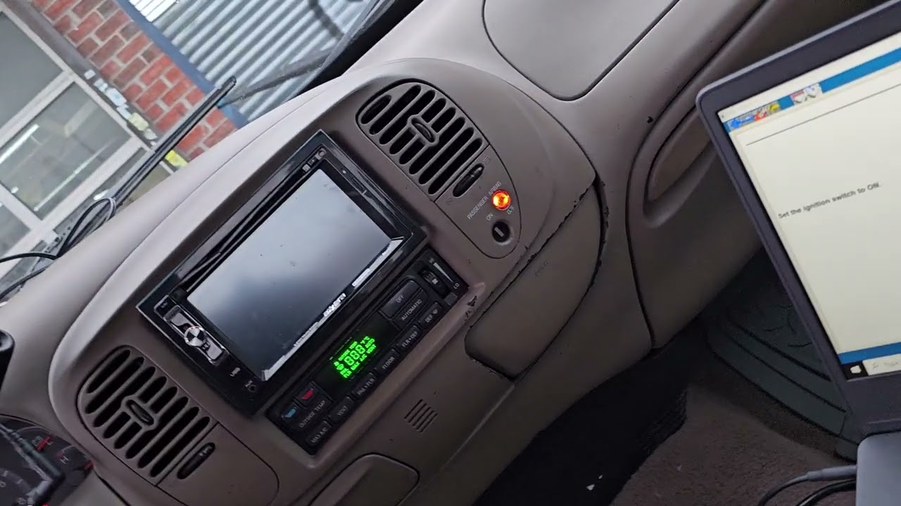 Пошаговое руководство по замене и программированию компьютера двигателя Ford F150 2002 года