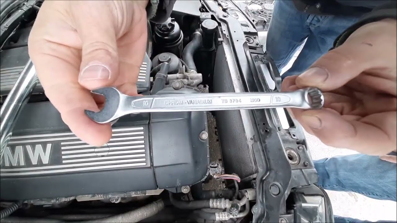 Bmw E46 Devirdaim Pompası ve Gergi Rulmanı Değişimi (Bmw E46 Water Pump and tensioner bearing)