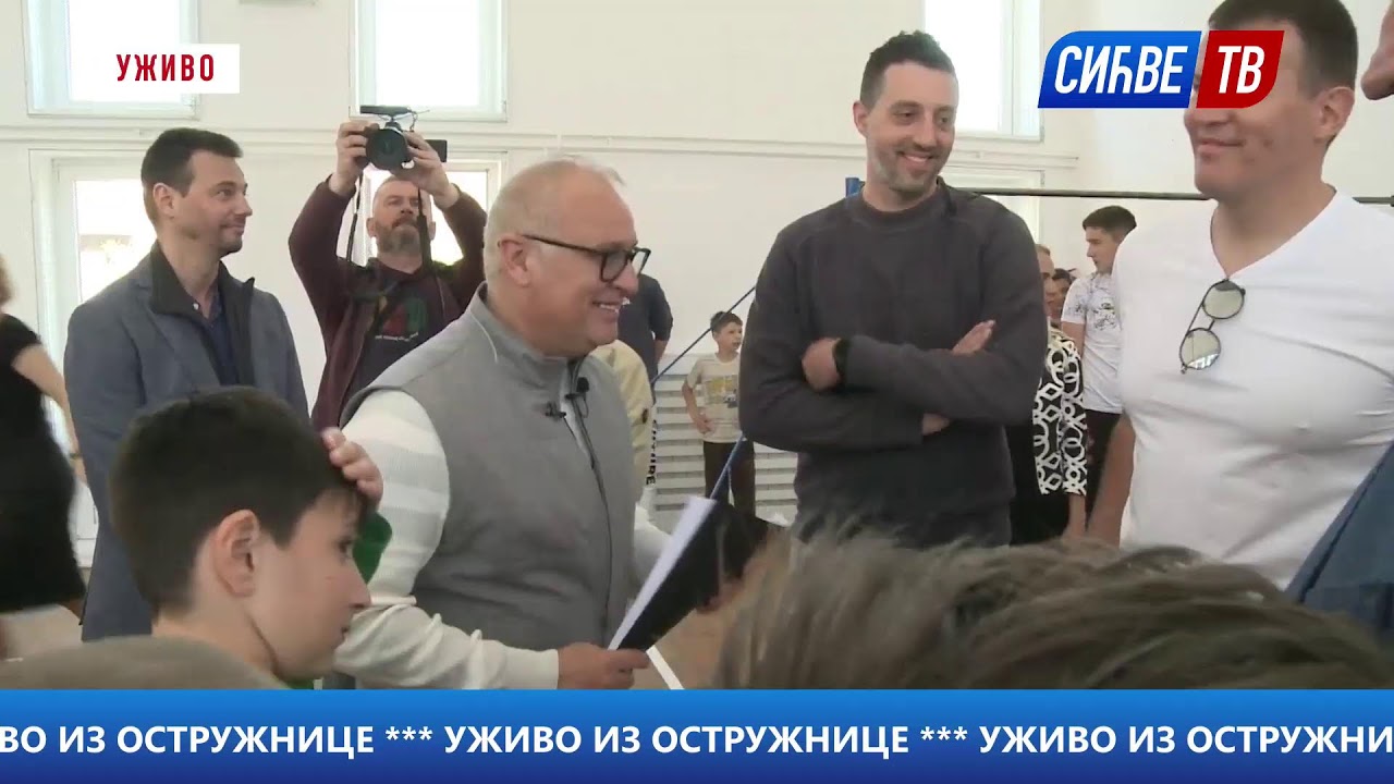 УЖИВО - Горан Весић обилази новоизграђену фискултурну салу у Остружници