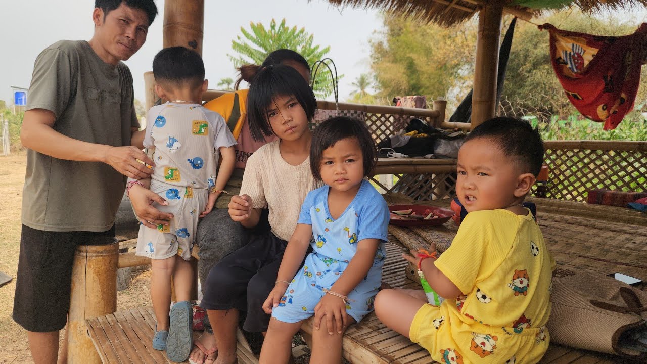 สั่ง​เสื้อ​ผ้าให้ลูกแบ่ง​ให้น้อง​เอเชีย​