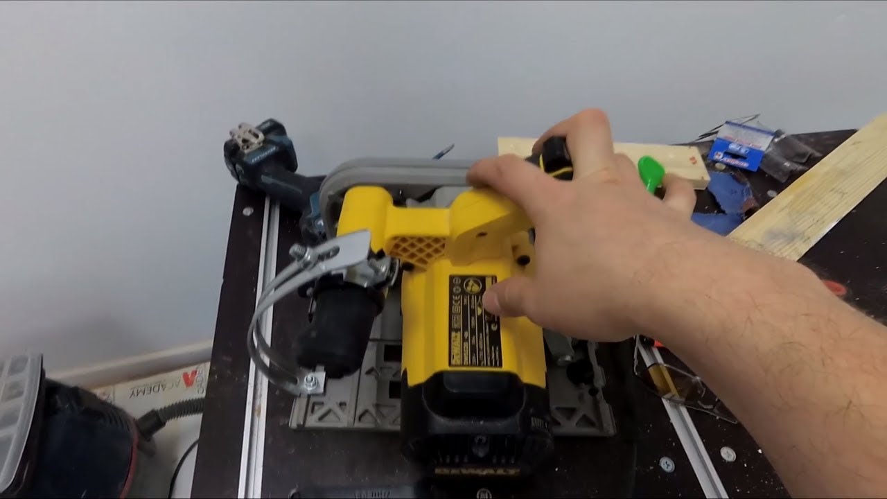 Встраивание погружной пилы Dewalt DWS520 в верстак. Пробный вариант.